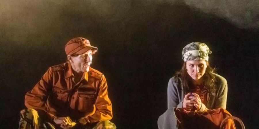 Nura (Lisa Hagemeister, r) will weg aus ihrem Dorf und identifiziert sich mit einer Heldin aus einer Soap Opera. Foto: Markus Scholz