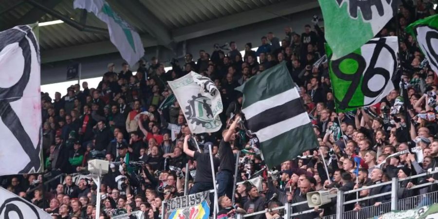 Zur Fairness gegenüber HSV-Spieler Jatta aufgerufen: Die Fans von Hannover 96. Foto: Peter Steffen