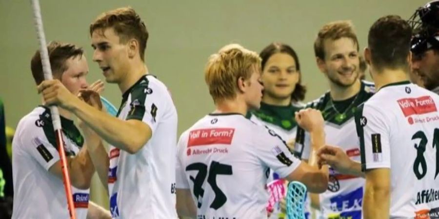 Pylsy und Savonen inmitten der neuen Teamkollegen.