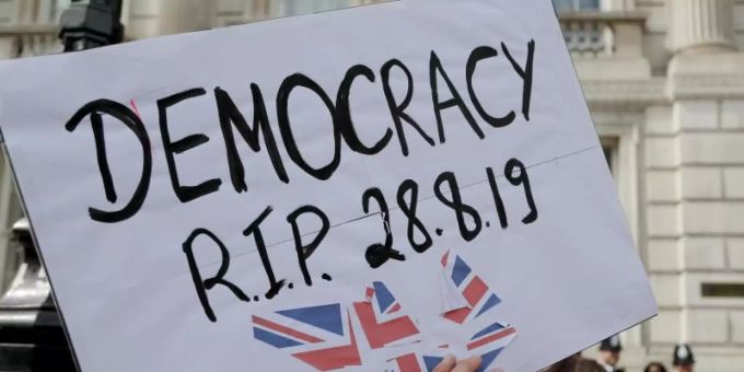 Protest in London gegen die von Boris Johnson verordnete Zwangspause des Parlaments. Foto: Frank Augstein/AP Boris Johnson
