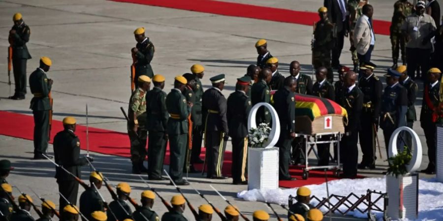 Ehrengarde für Mugabes Sarg am Flughafen