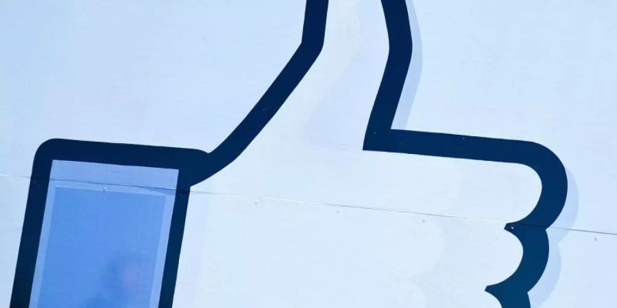 Facebooks «Gefällt mir»-Button: Datenschützer dürfen einem Gerichtsurteil zufolge gegen den Betrieb von Facebook-Fanpages vorgehen. Foto: Ole Spata