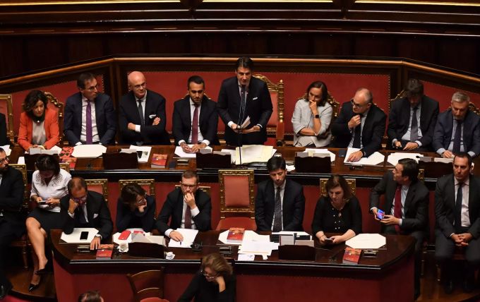 Premierminister von Italien, spricht im Senat vor der Vertrauensabstimmung. Die neue italienische Regierung hat die letzte Hürde genommen. Vertrauensabstimmung im italienischen Senat
