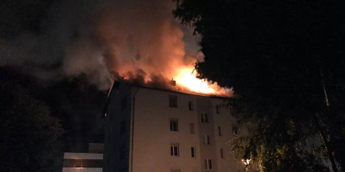 Uster ZH - Hoher Sachschaden bei Brand in einem Mehrfamilienhaus