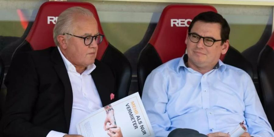Freibugs Präsident Fritz Keller (l) und Geschäftsführer Oliver Leki beim Spiel gegen den FC Augsburg auf der Bank. Foto: Patrick Seeger