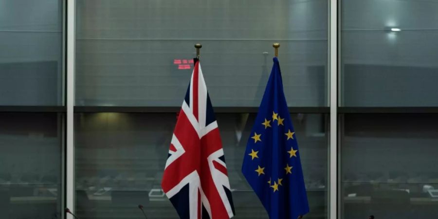 Britische und EU-Flagge