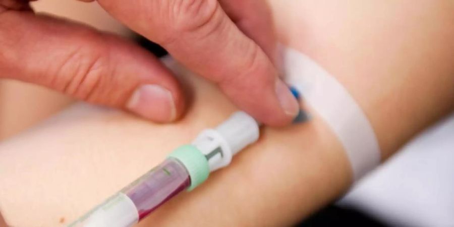 Eine Frau bekommt in einer Klinik Blut abgenommen. Foto: Bernd Thissen