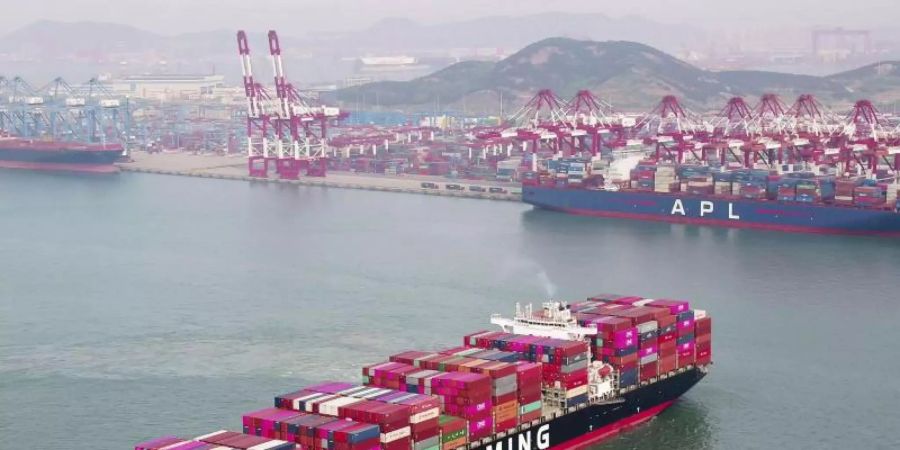 Ein Containerschiff im chinesischen Qingdao. Foto: CHINATOPIX