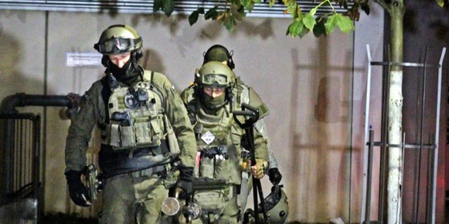 Spezialkräfte der Polizei beim Einsatz in Monheim