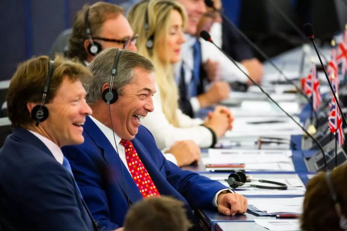 Nigel Farage (M), Abgeordneter der Brexit-Partei, reagiert auf Redebeiträge im Plenarsaal des europäischen Parlaments. Brexit-Debatte EU-Parlament