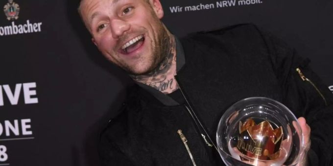 Der Rapper Kontra K beansprucht die Chartspitze für sich. Foto: Henning Kaiser Der Rapper Kontra K beansprucht die Chartspitze für sich. Foto: Henning Kaiser