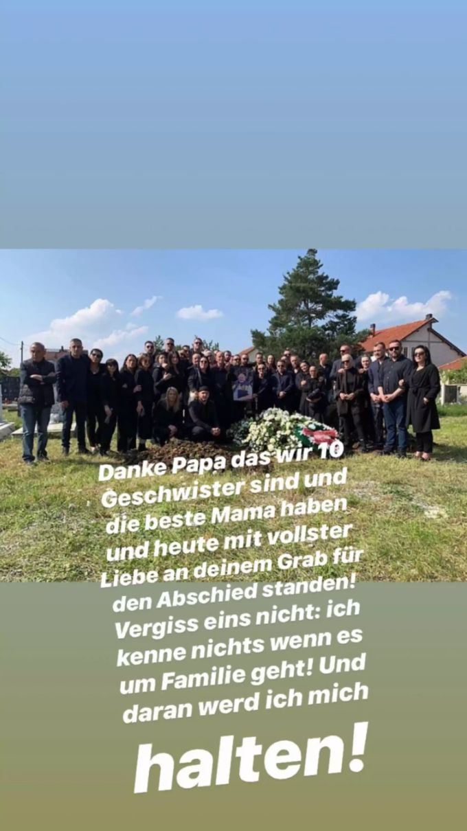 Die Luzerner Rapperin Loredana und ihre Grossfamilie vor dem Grab des verstorbenen Vaters. Loredana