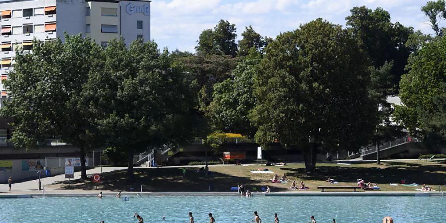 Menschen geniessen die Sonne im Freibad Weyermannshaus in Bern. (Archivbild)