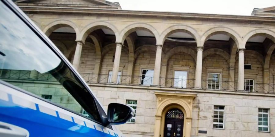 Ein Polizeifahrzeug vor dem Landgericht in Wuppertal. Foto: Jan-Philipp Strobel