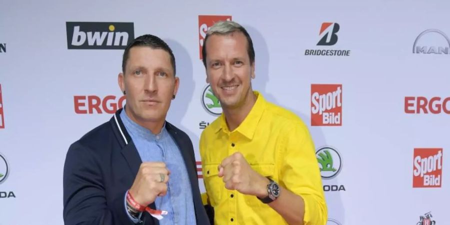 Ex-Handballer auf dem roten Teppich: Stefan Kretzschmar (l) und Pascal Hens beim «Sport Bild»-Award. Foto: Axel Heimken