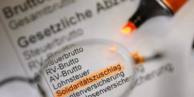 Der Soli wird zunächst nicht für alle Steuerzahler abgeschafft. Foto: Jens Büttner Der Soli wird zunächst nicht für alle Steuerzahler abgeschafft. Foto: Jens Büttner