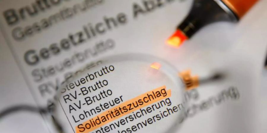 Der Soli wird zunächst nicht für alle Steuerzahler abgeschafft. Foto: Jens Büttner