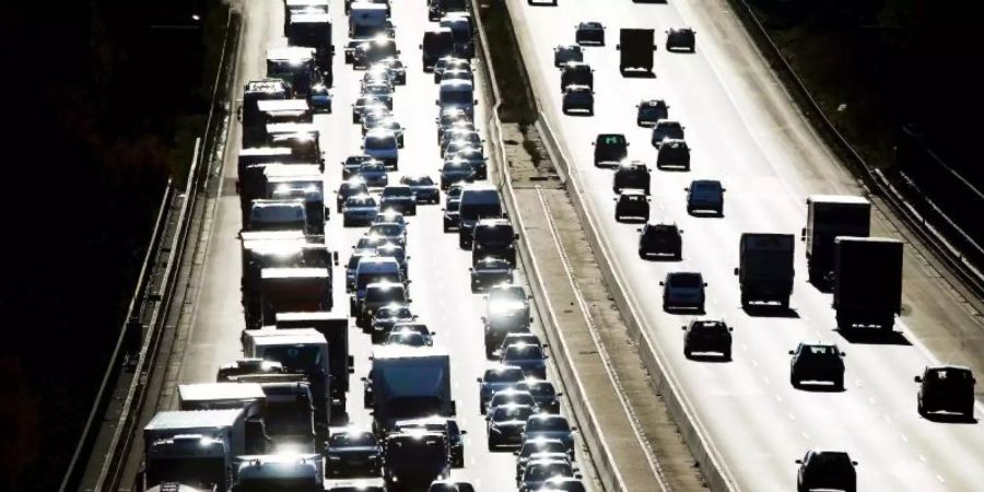 Der Ferienverkehr wird am Wochenende für Staus auf vielen Autobahnen sorgen. Foto: David Young/Archiv