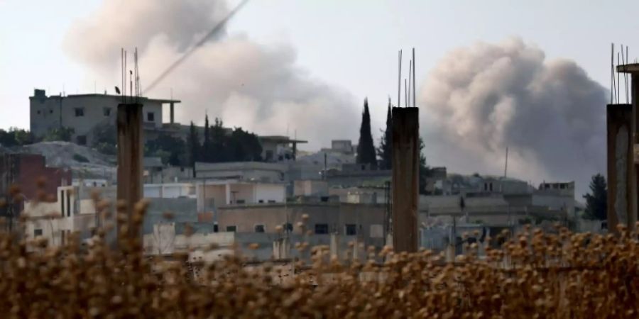 Rauch über bombardierter syrischer Ortschaft Hamamejat