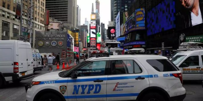 Die Polizei hat die Strasse in Manhattan abgesperrt. Manhattan Helikopter