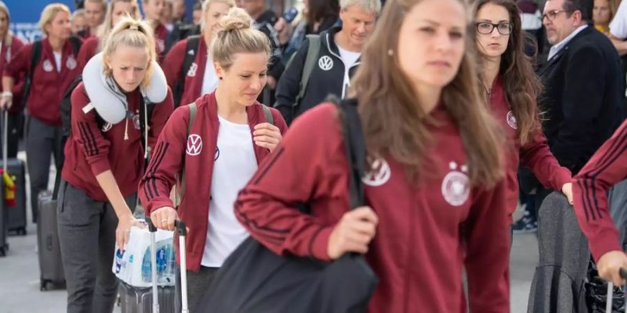 Mit dem TGV reist das deutsche Frauen-Nationalteam von Rennes nach Valenciennes. Foto: Sebastian Gollnow