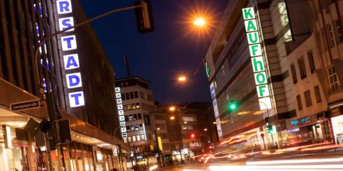 Filialen von Karstadt und Galeria Kaufhof liegen sich an einer Strasse in Düsseldorf gegenüber. Foto: Marius Becker Filialen von Karstadt und Galeria Kaufhof liegen sich an einer Strasse in Düsseldorf gegenüber. Foto: Marius Becker