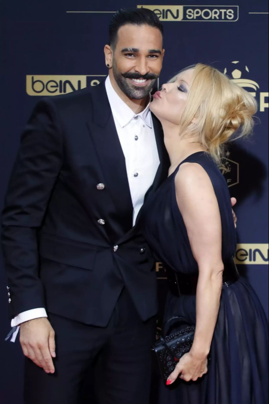 Da ahnte sie noch nichts: Pamela Anderson und Adil Rami turteln an den France Soccer Awards im Mai 2019.