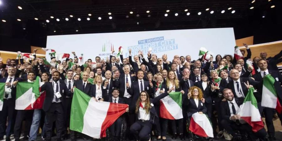 Die italienische Delegation feiert die Olympia-Vergabe nach Mailand. Foto: Xu Jinquan/POOL XHINUA