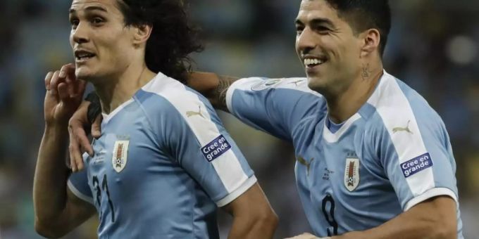 Uruguay-Siegtorschütze Edinson Cavani (l) lässt sich von Luis Suarez feiern. Foto: Leo Correa Uruguay-Siegtorschütze Edinson Cavani (l) lässt sich von Luis Suarez feiern. Foto: Leo Correa