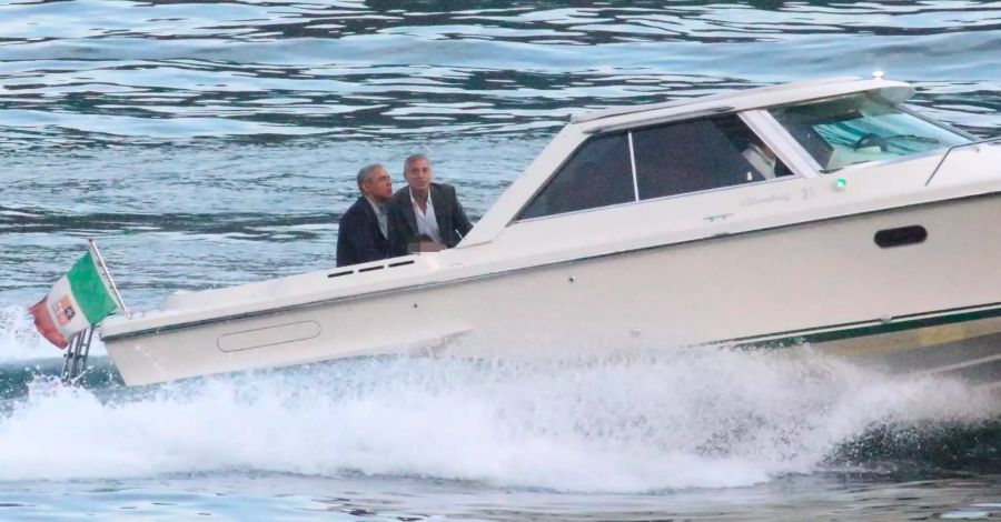 Barack Obama unternimmt mit George Clooney einen Bootsausflug.