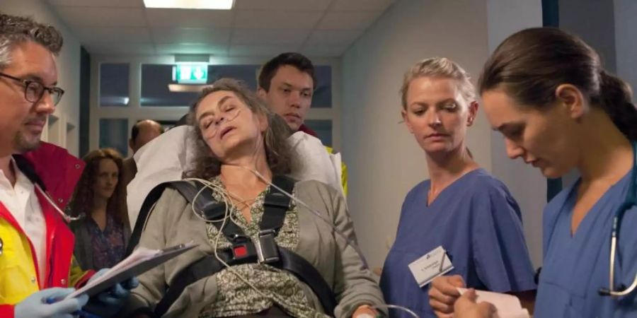 Judith (Alissa Jung, r) brennt für ihren Beruf, stösst aber bald an ihre Grenzen. Foto: ZDF/Daniel Schmid