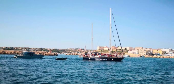 Das Boot der Hilfsorganisation Mediterranea Saving Humans fährt in den Hafen auf der italienischen Insel Lampedusa ein. Seenotrettung im Mittelmeer
