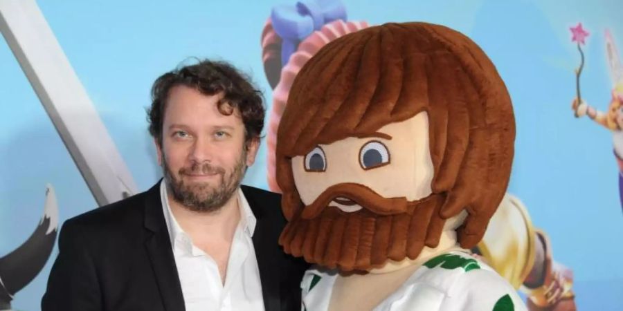 Christian Ulmen bei der Premiere von "Playmobil - der Film" mit der Playmobil Figur "Del" im Mathäser Kino. Foto: Ursula Düren