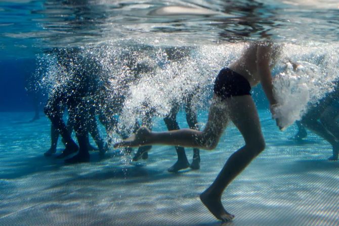 Kinder im Schwimmbad