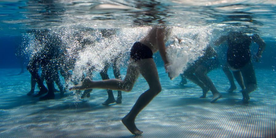 Kinder im Schwimmbad