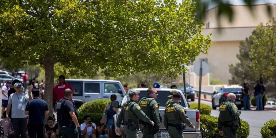 Polizisten beim Einsatz an dem Einkaufszentrum in ElPaso