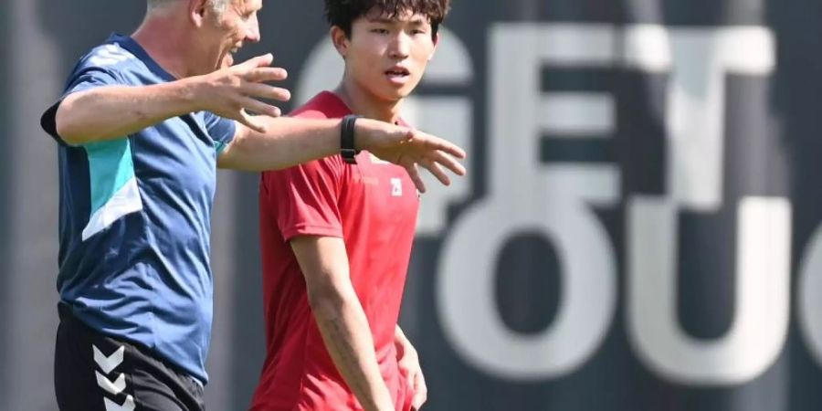 Freiburg-Coach Christian Streich (l) mit Neuzugang Wooyeong Jeong. Foto: Patrick Seeger