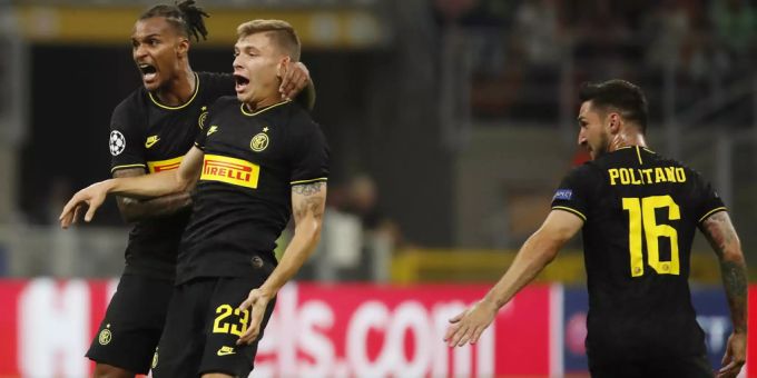 Nicolo Barella (M.) rettet Inter in der Nachspielzeit einen Punkt. inter mailand