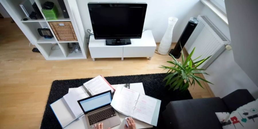 Frau arbeitet in ihrem Wohnzimmer