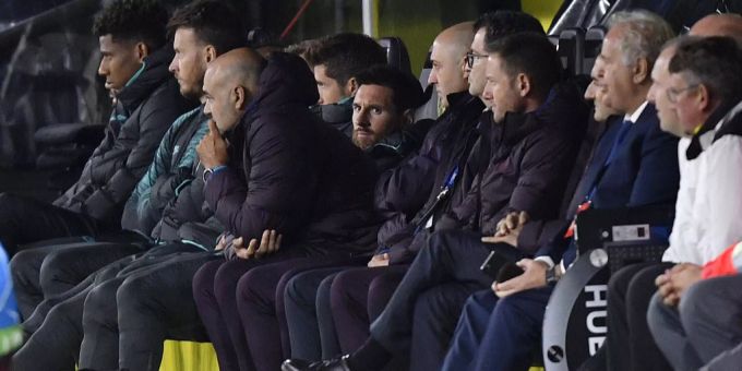 Lionel Messi nimmt zu Beginn auf der Bank platz. bvb
