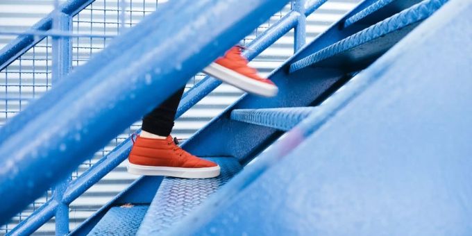 Steigen Sie Treppe, statt den Lift zu benützen. Fitness