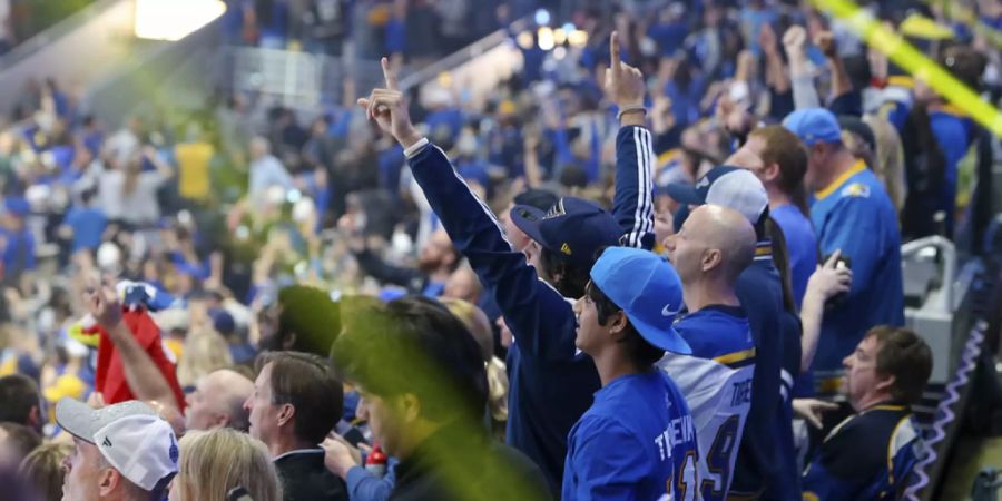 Mit den Spielern freuen sich natürlich auch die Fans der St. Louis Blues über den Stanley Cup.