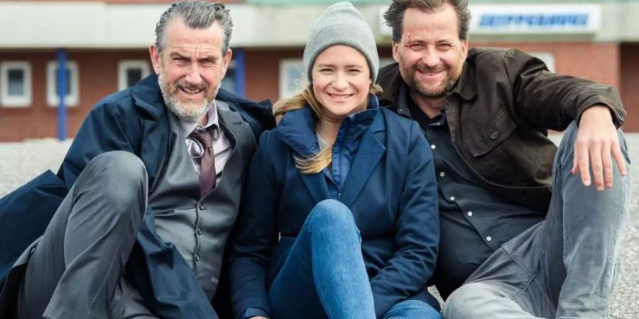 Kai Maertens (l), Julia Jentsch und Christian Erdmann bei den Dreharbeiten. Foto: Mohssen Assanimoghaddam