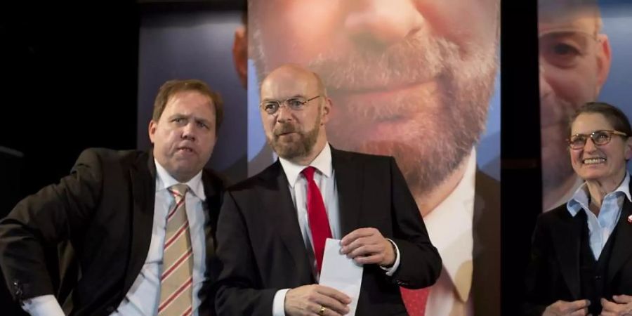 Axel Krausse (l-r), Sebastian Schäfer und Gundi-Anna Schick brillieren in «Die Schulz-Story». Foto: Daniela Aldinger/Studio Theater Stuttgart