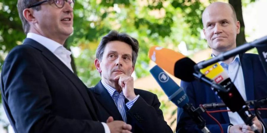 Rolf Mützenich hört zum Auftakt der Klausurtagung CSU-Landesgruppenchef Alexander Dobrindt (l) zu. Rechts Unionsfraktionschef Ralph Brinkhaus. Foto: Kay Nietfeld
