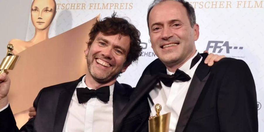 Die Filmproduzenten Roman Paul und Gerhard Meixner freuen sich während der Verleihung des 64. Deutschen Filmpreises im Jahr 2014. Foto: Jens Kalaene