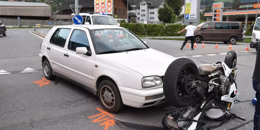 Verletzter Motorradfahrer nach Kollision mit Auto