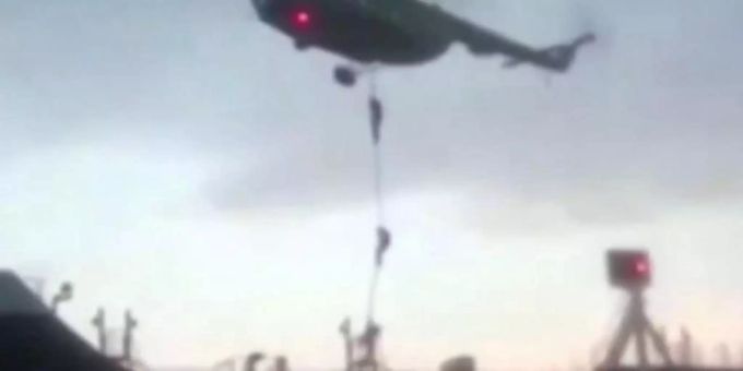 Das Videostandbild zeigt Mitglieder der iranischen Revolutionsgarde, die sich von einem Hubschrauber auf den britischen Öltanker «Stena Impero» abseilen. Foto: Revolutionsgarde/Press Association Images Das Videostandbild zeigt Mitglieder der iranischen Revolutionsgarde, die sich von einem Hubschrauber auf den britischen Öltanker «Stena Impero» abseilen. Foto: Revolutionsgarde/Press Association Images