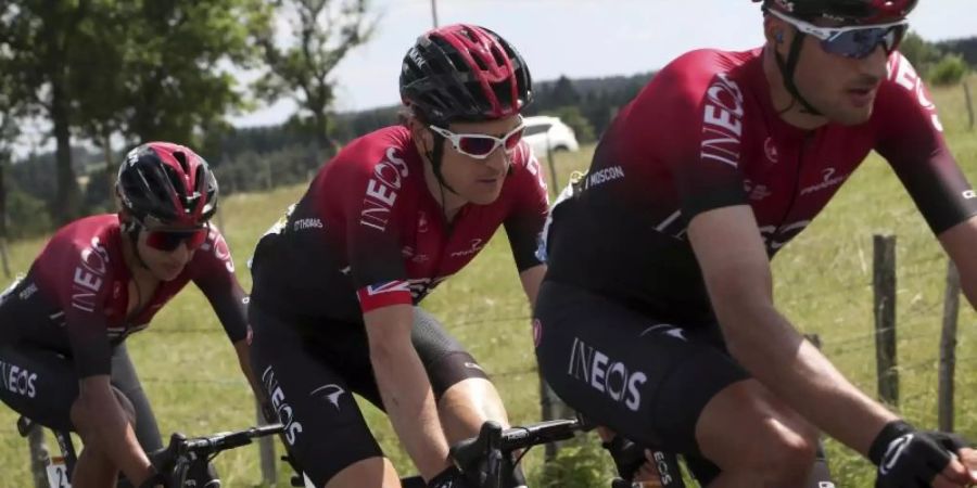 Das Ineos-Team schwächelt bei der Tour de France: Egan Bernal (l-r), Geraint Thomas und Gianni Moscon in Aktion. Foto: Thibault Camus/AP