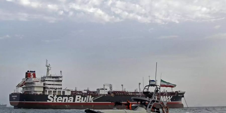 Ein Schnellboot der iranischen Revolutionsgarde bewegt sich um die «Stena Impero». Iran hatte den unter britischer Flagge fahrenden Öltanker am Freitag festgesetzt. Foto: Hasan Shirvani/Mizan News Agency